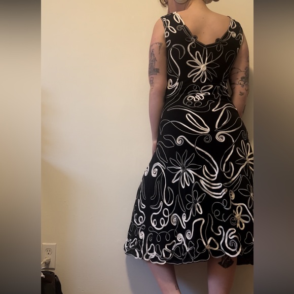 Vintage Y2K Black & White Floral Abstract Fairy Appliqué Frank Lyman Midi Dress - Picture 3 of 10